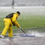 Maltempo, violento temporale su Roma: città in tilt, auto sommerse dall’acqua. Rinviata anche Lazio-Udinese di serie A [FOTO]