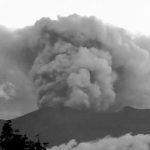 Indonesia: il vulcano Agung minaccia un’eruzione, imponente colonna di ceneri nel cielo di Bali [GALLERY]