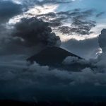 Indonesia: il vulcano Agung minaccia un’eruzione, imponente colonna di ceneri nel cielo di Bali [GALLERY]