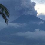 Indonesia: il vulcano Agung minaccia un’eruzione, imponente colonna di ceneri nel cielo di Bali [GALLERY]