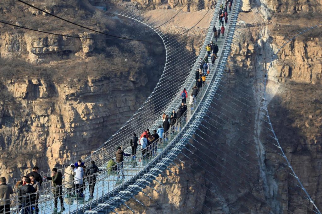 Cina, Turisti sul ponte sospeso a Pingshan