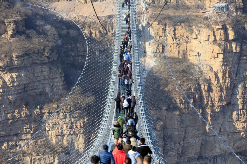 Cina, Turisti sul ponte sospeso a Pingshan