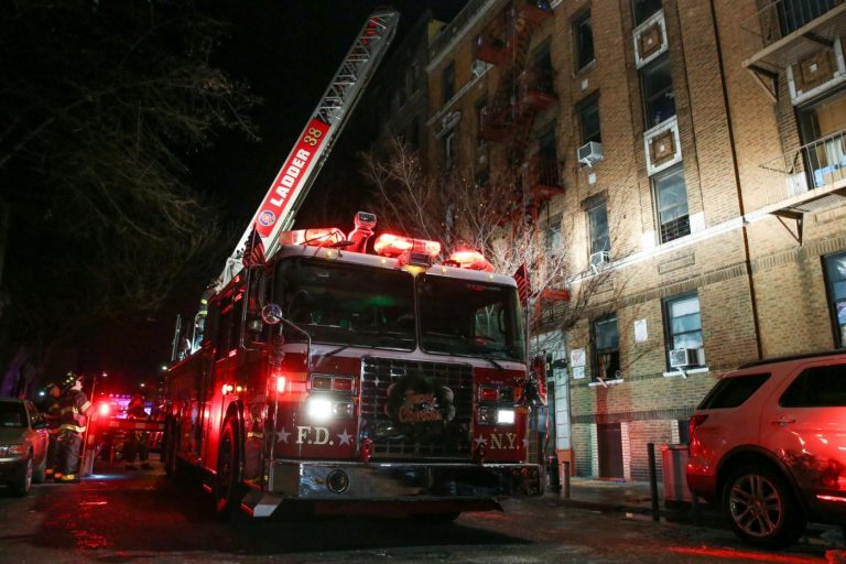 New York, in fiamme un palazzo nel Bronx