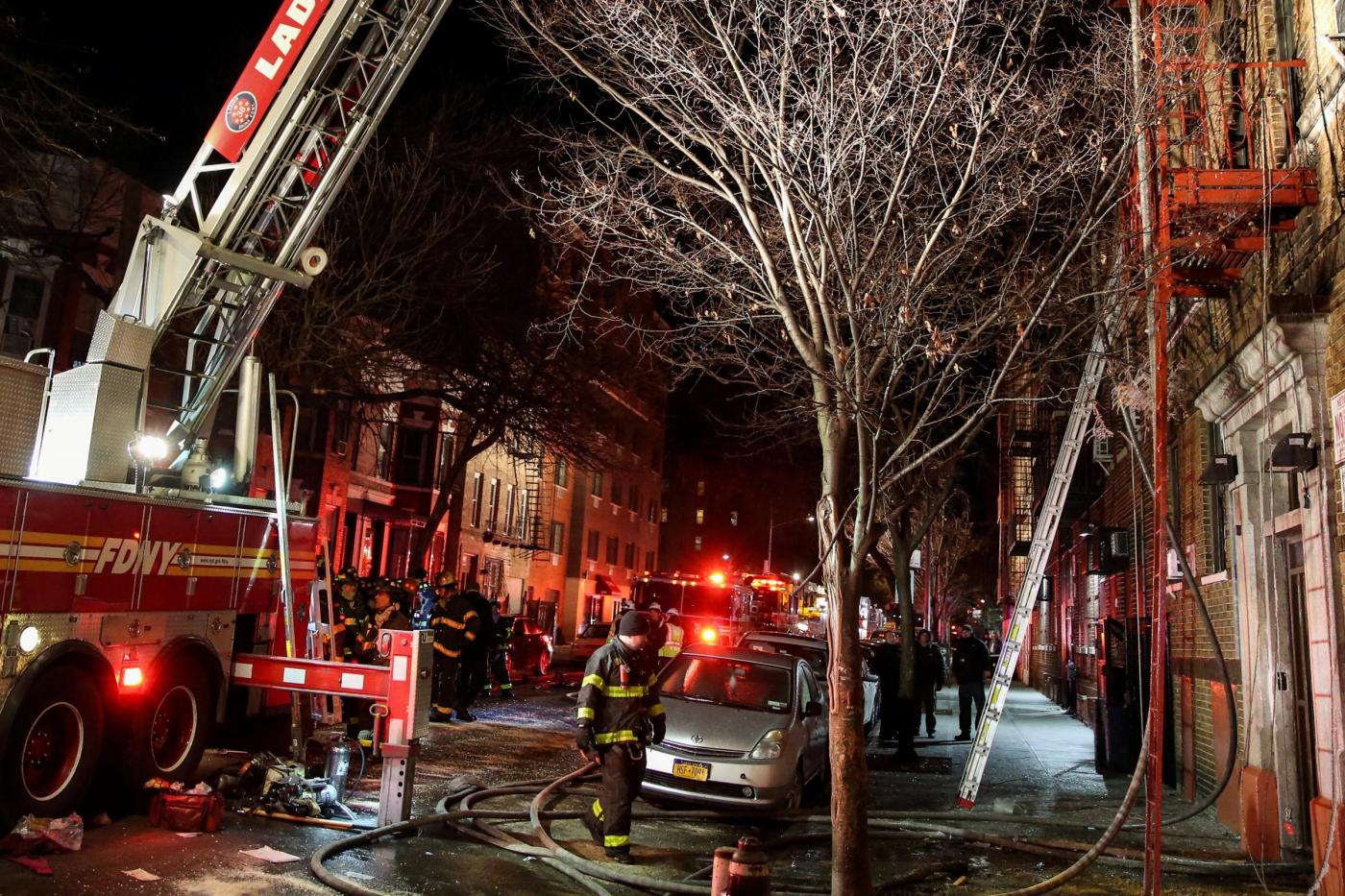 New York, in fiamme un palazzo nel Bronx