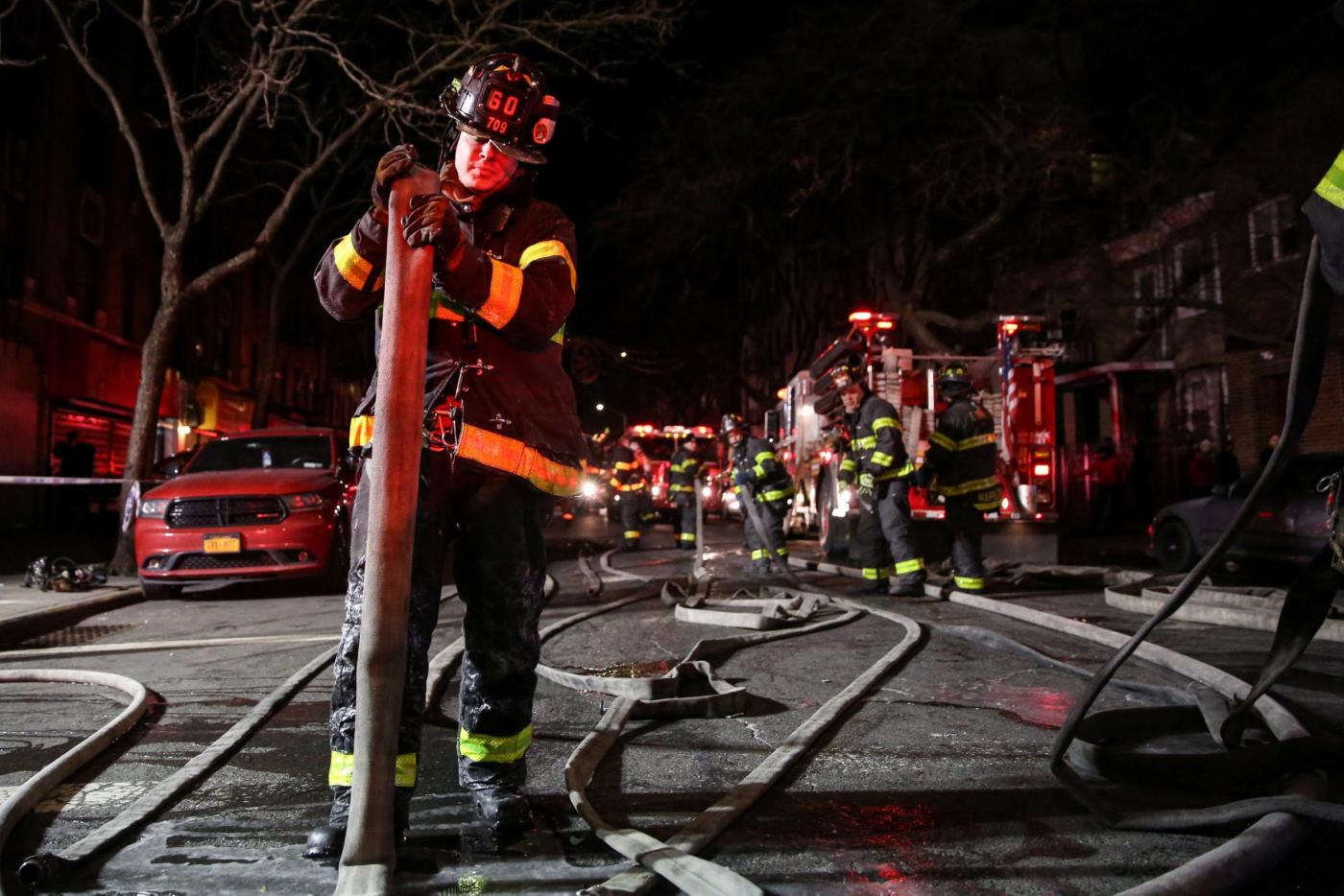 New York, in fiamme un palazzo nel Bronx