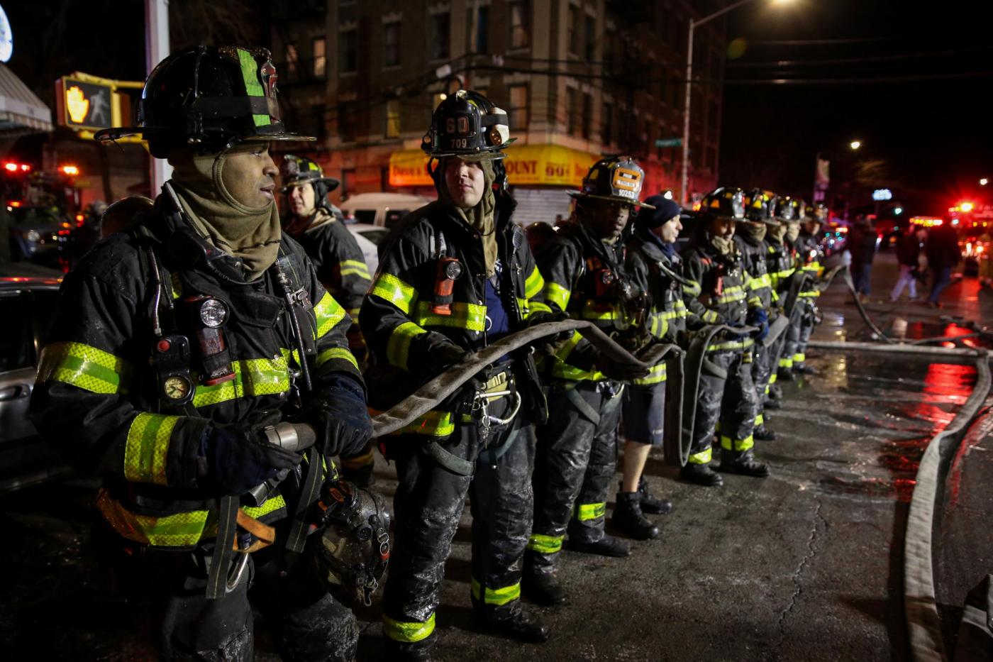 New York, in fiamme un palazzo nel Bronx