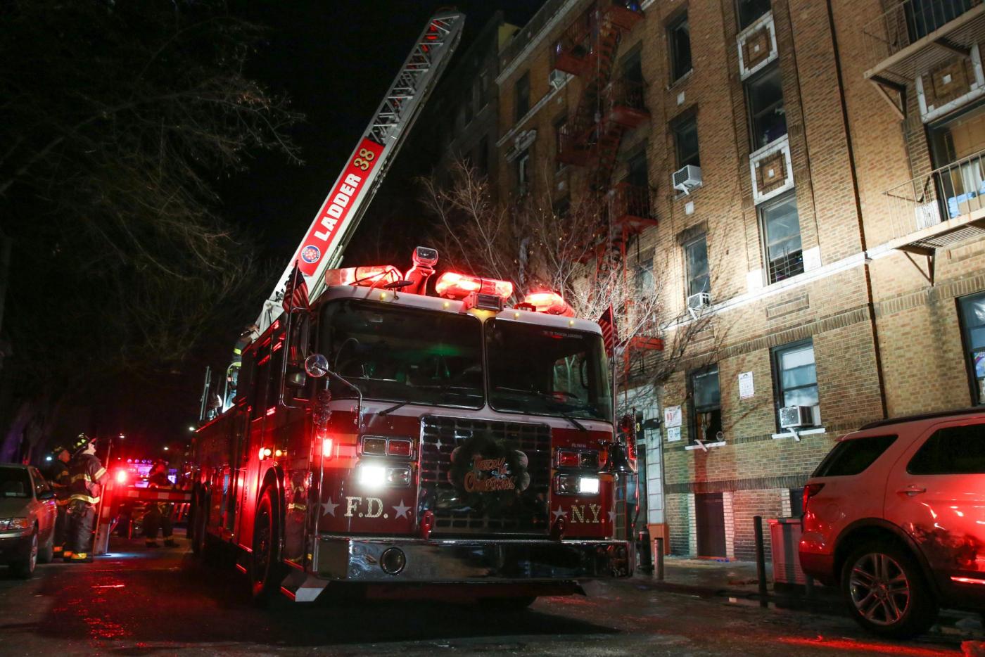 New York, in fiamme un palazzo nel Bronx