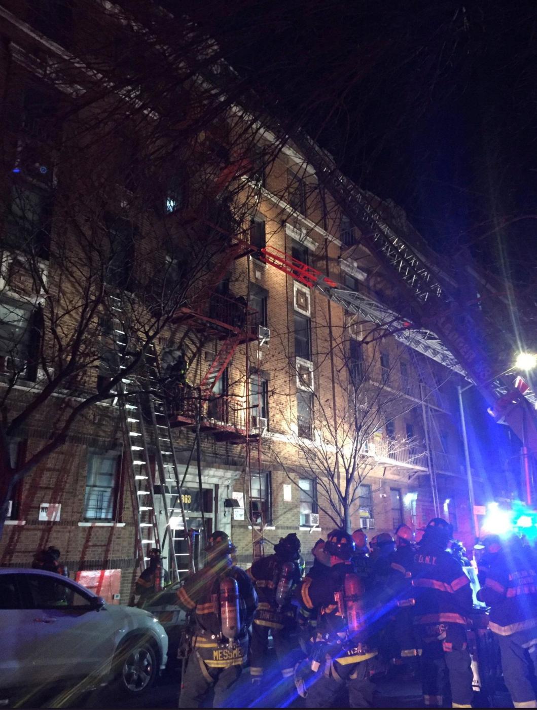 New York, in fiamme un palazzo nel Bronx