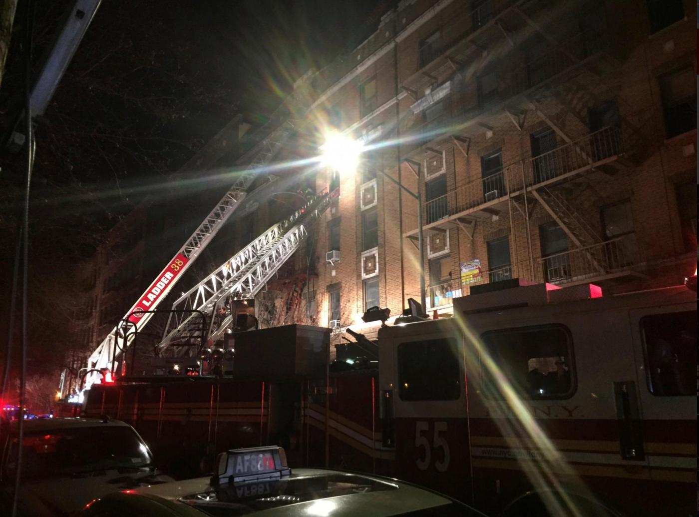 New York, in fiamme un palazzo nel Bronx