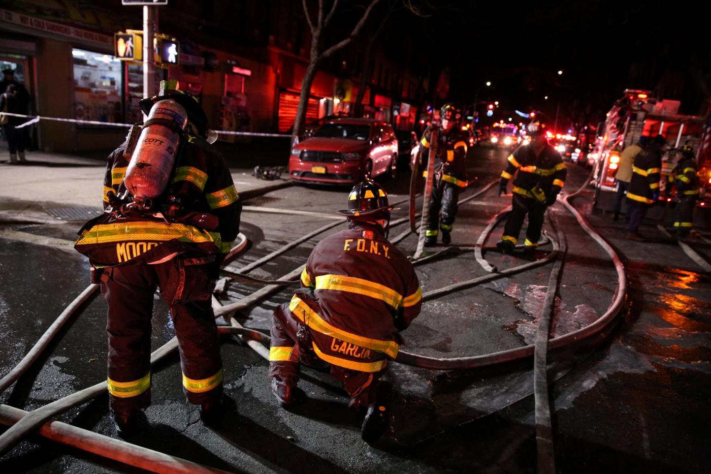 New York, in fiamme un palazzo nel Bronx