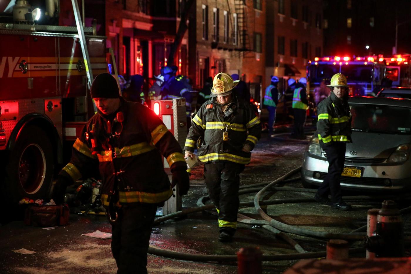 New York, in fiamme un palazzo nel Bronx