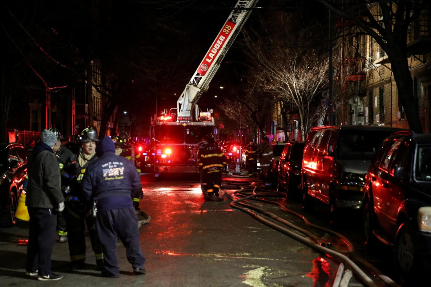 New York, in fiamme un palazzo nel Bronx