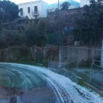 Lo straordinario spettacolo di Ponza imbiancata dalla gragnola [GALLERY]