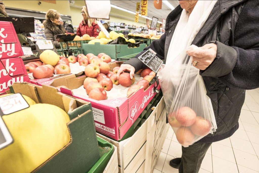 Sacchetti biodegradabili a pagamento nei supermercati