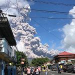 Monte Mayon, livello di allerta innalzato dopo l’esplosione del vulcano nelle Filippine: possibile un’imminente eruzione violenta [GALLERY]