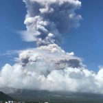 Monte Mayon, livello di allerta innalzato dopo l’esplosione del vulcano nelle Filippine: possibile un’imminente eruzione violenta [GALLERY]