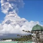 Monte Mayon, livello di allerta innalzato dopo l’esplosione del vulcano nelle Filippine: possibile un’imminente eruzione violenta [GALLERY]