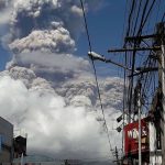 Monte Mayon, livello di allerta innalzato dopo l’esplosione del vulcano nelle Filippine: possibile un’imminente eruzione violenta [GALLERY]