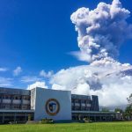 Monte Mayon, livello di allerta innalzato dopo l’esplosione del vulcano nelle Filippine: possibile un’imminente eruzione violenta [GALLERY]