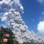 Monte Mayon, livello di allerta innalzato dopo l’esplosione del vulcano nelle Filippine: possibile un’imminente eruzione violenta [GALLERY]