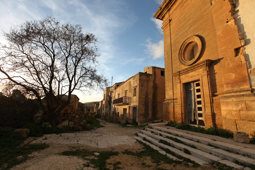 Figura 3: Poggioreale. La Chiesa Madre del vecchio centro: il paese,ancora perfettamente leggibile nel suo impianto viario, è da qualche annocentro per esercitazioni internazionali di squadre specializzate disoccorritori in caso di calamità naturali (essenzialmente terremoti). R.Azzaro, INGV