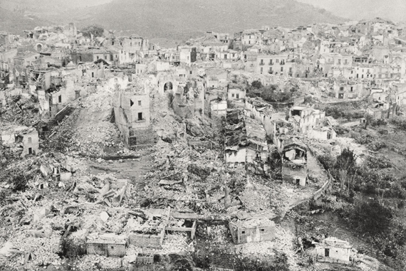 Figura 1: Gibellina. Il vecchio abitato dopo i terremoti del gennaio1968, prima di essere cancellato . Terremoto in Sicilia, 1968