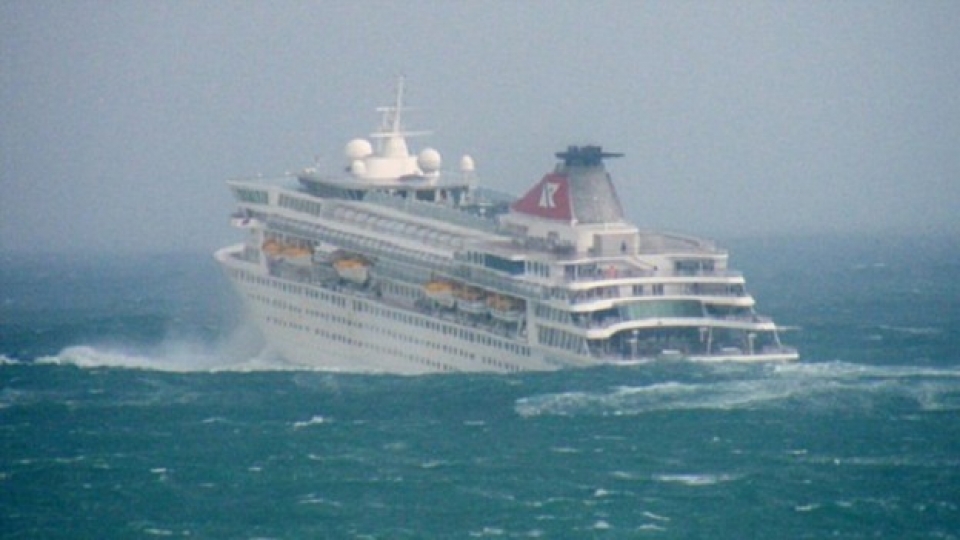 freak wave hits cruise ship