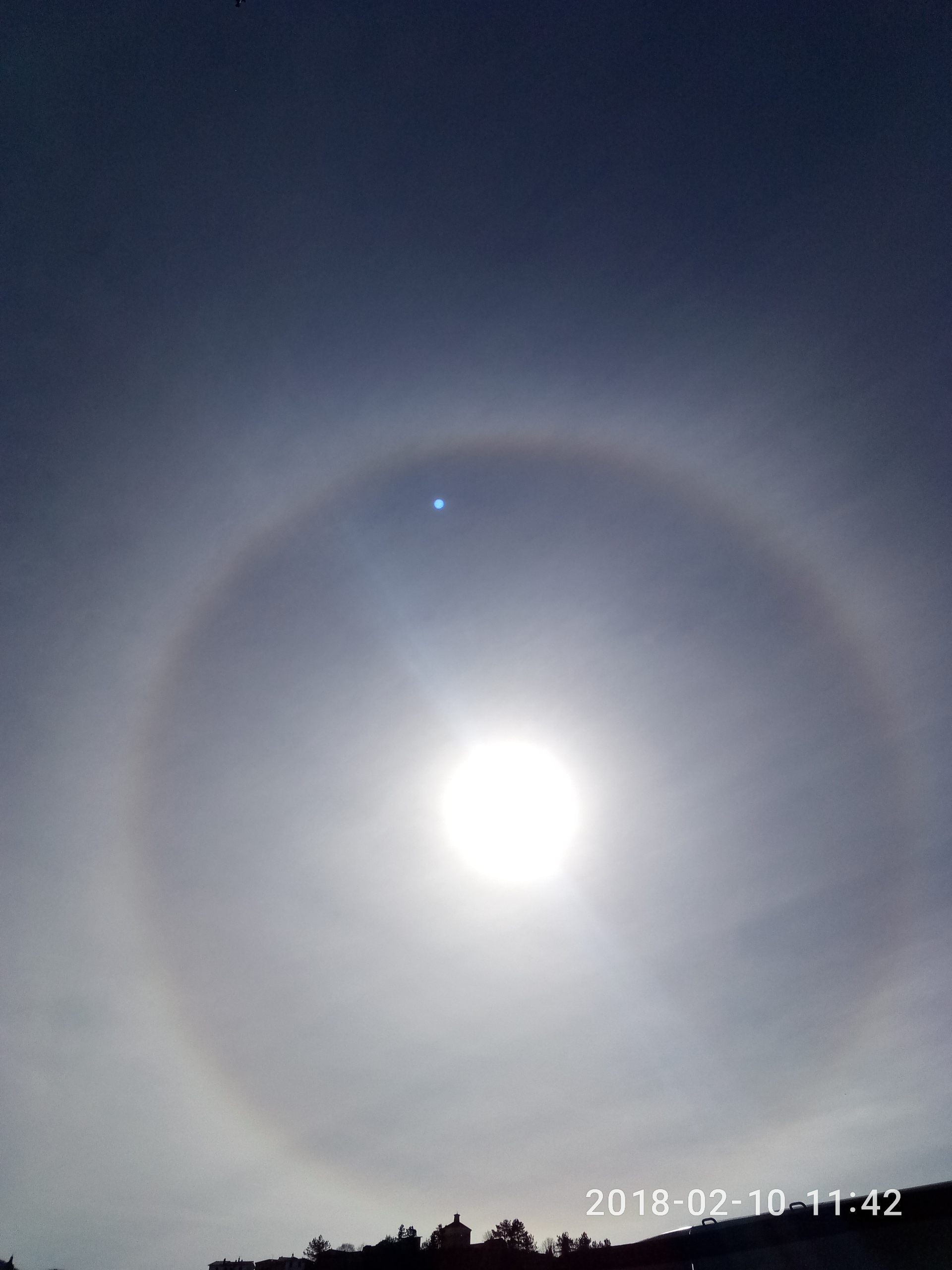 Spettacolare alone solare nel cielo di Frosinone, ecco di cosa si tratta  [FOTO]