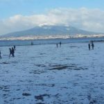 Napoli si risveglia ricoperta dalla neve: imbiancato anche il lungomare [FOTO e VIDEO]