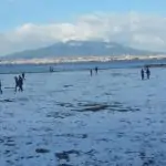 Napoli si risveglia ricoperta dalla neve: imbiancato anche il lungomare [FOTO]