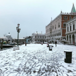 Lo spettacolo della neve a Venezia: la città lagunare si risveglia imbiancata [GALLERY]