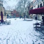 Lo spettacolo della neve a Venezia: la città lagunare si risveglia imbiancata [GALLERY]