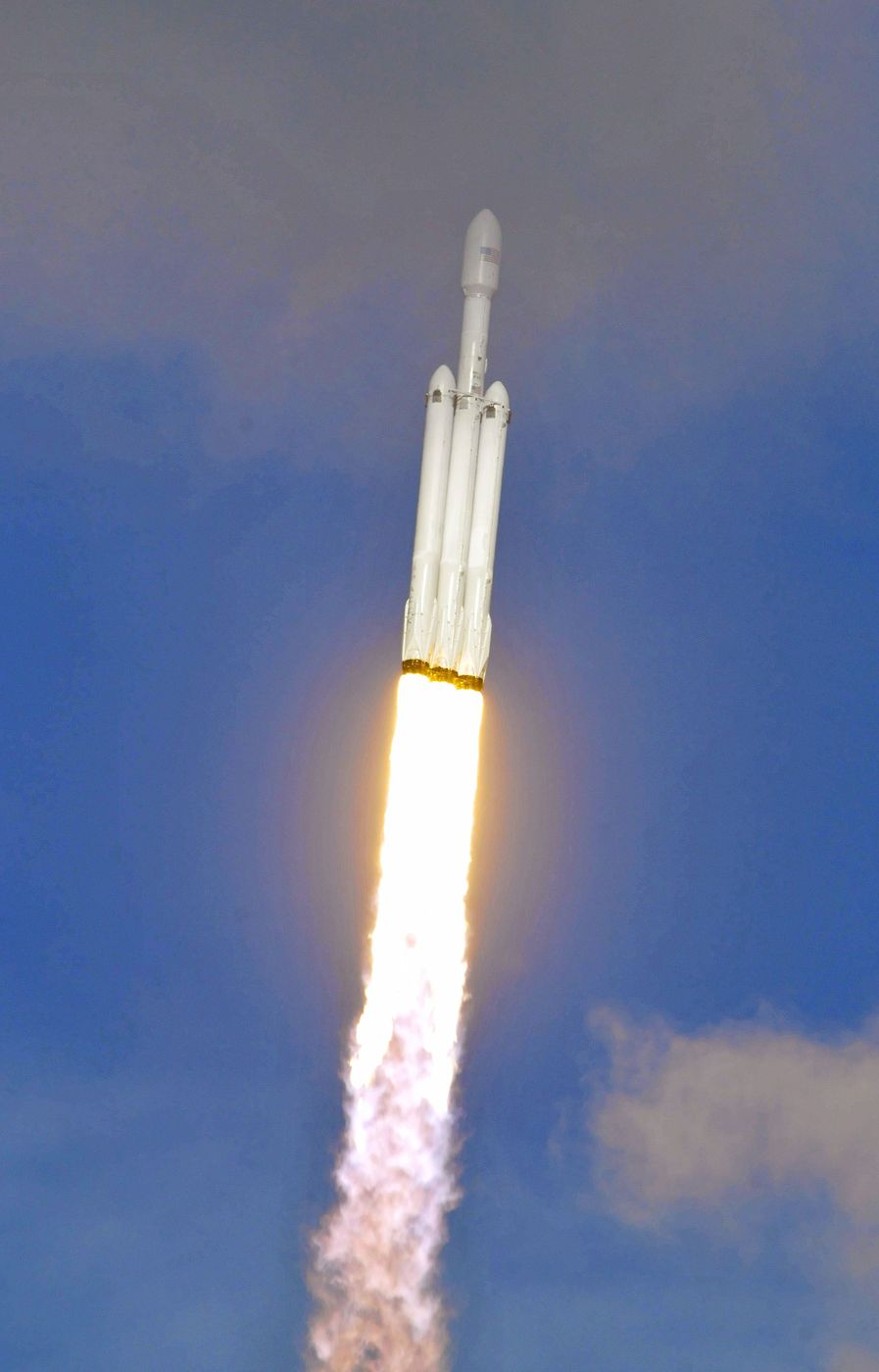 Space X lancia il razzo Falcon Heavy