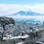 Napoli, scenario da era glaciale alle falde del Vesuvio con la neve portata dal Burian: GALLERY memorabile