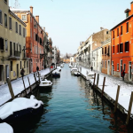 Lo spettacolo della neve a Venezia: la città lagunare si risveglia imbiancata [GALLERY]