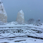 Burian, continua a nevicare in Puglia: 20cm a Vieste, un metro a Vico del Gargano. Ecco come Pizzomunno aspetta la sua Cristalda [FOTO e VIDEO]