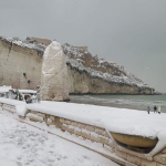 Burian, continua a nevicare in Puglia: 20cm a Vieste, un metro a Vico del Gargano. Ecco come Pizzomunno aspetta la sua Cristalda [FOTO e VIDEO]