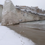 Burian, continua a nevicare in Puglia: 20cm a Vieste, un metro a Vico del Gargano. Ecco come Pizzomunno aspetta la sua Cristalda [FOTO e VIDEO]