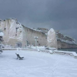 Burian, continua a nevicare in Puglia: 20cm a Vieste, un metro a Vico del Gargano. Ecco come Pizzomunno aspetta la sua Cristalda [FOTO e VIDEO]