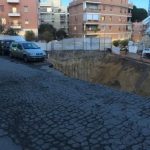 Roma sprofonda, paura a Balduina: crolla una strada, decine di auto precipitano nel vuoto [FOTO]