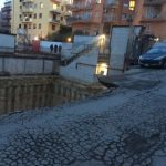 Roma sprofonda, paura a Balduina: crolla una strada, decine di auto precipitano nel vuoto [FOTO]