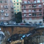 Roma sprofonda, paura a Balduina: crolla una strada, decine di auto precipitano nel vuoto [FOTO]