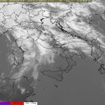 Maltempo, Nord sott’acqua mentre al Sud è estate: 180mm di pioggia a Genova, fiumi in piena, frane e allagamenti [LIVE]