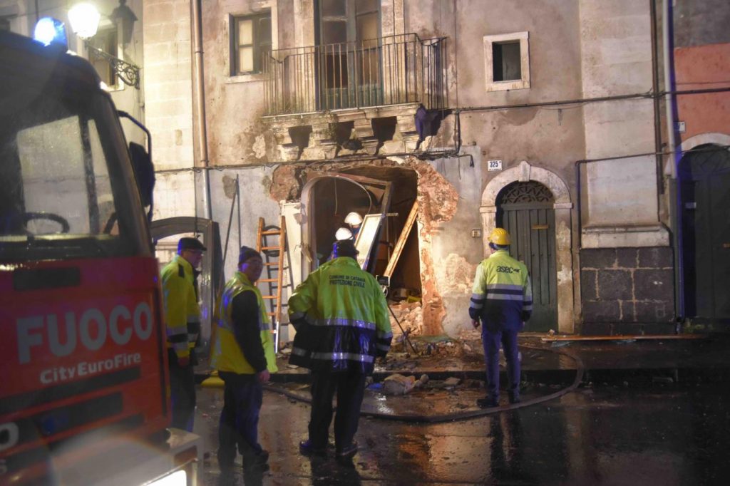 Catania, esplosione per fuga di gas in edificio