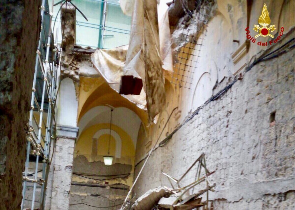 crollo chiesa san paolo maggiore napoli