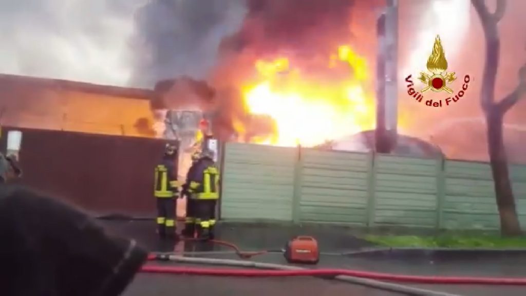 incendio cartiera milano