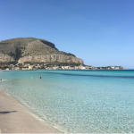 Caldo incredibile al Sud, +28°C in Sicilia: altro che Primavera, sembra già Estate! Spiagge gremite di bagnanti come a Luglio [FOTO]