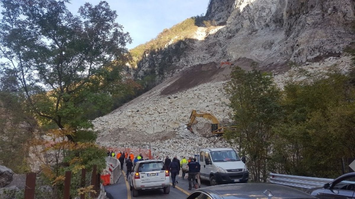 terremoto giovedi a visso la demolizione di una sporgenza di roccia pericolante sulla strada della valnerina