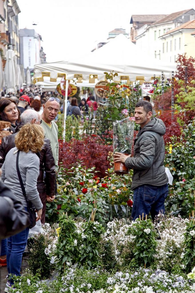 Milano, Fiori e sapori sul naviglio grande (1)