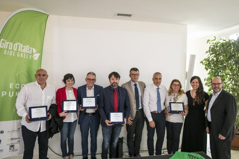 Paolo Bellino, Direttore Generale di RCS Sport, con i rappresentanti dei comuni premiati